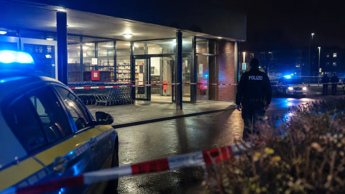Symbolbild Polizeieinsatz vor einem Discounter